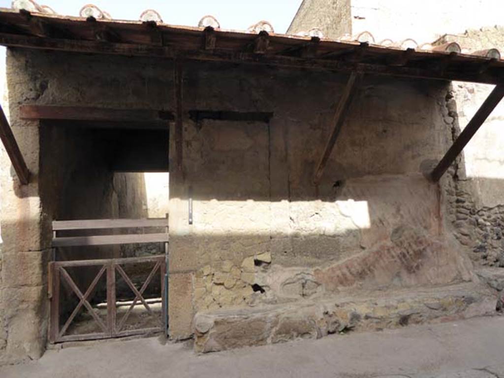 III 17, Herculaneum, October 2014. Looking west to entrance doorway with bench outside. Photo courtesy of Michael Binns.